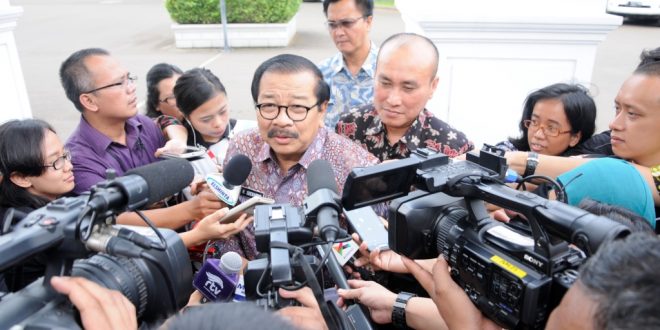 Gubenur Didampingi KaDisHun dan LLAJ Jatim Saat Menjawab Pertanyaan Wartawan Seputar Agenda Rapat Dengan Presiden di Istana Negara Jakarta